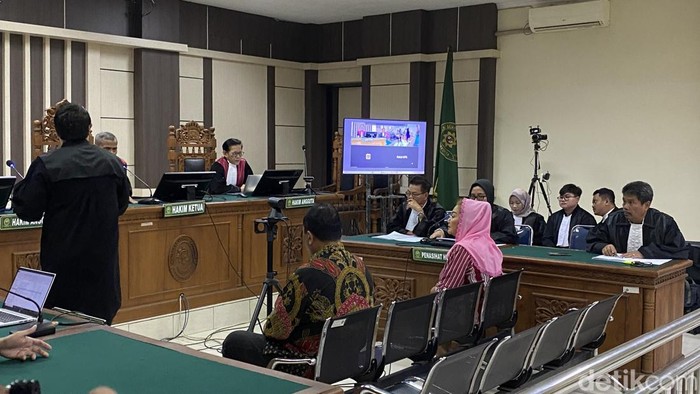 Alwin Basri, suami mantan Wali Kota Semarang, Hevearita Hunaryanti Rahayu, dalam sidang di Pengadilan Tipikor Semarang, Rabu (15/8/2025).