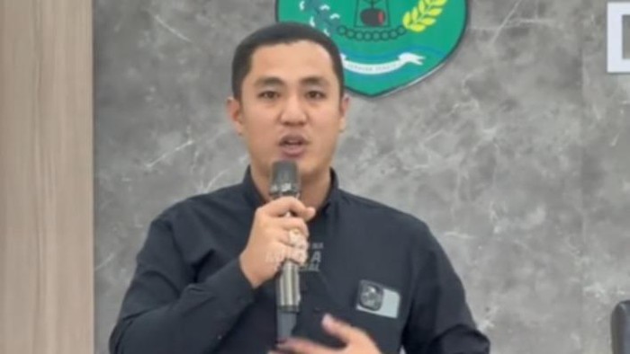 Anak pasien RSUD Sekayu saat menyampaikan klarifikasi.