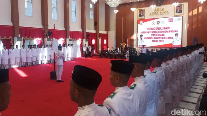 Gubernur Sulsel Andi Sudirman Sulaiman mengukuhkan anggota paskibraka Sulsel, di Baruga Asta Cita Rujab Gubernur Sulsel, Jumat (15/8/2025).