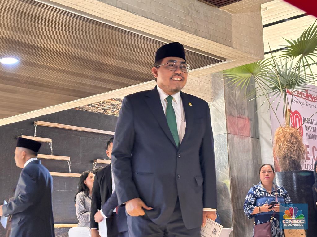 Anggota DPR Jazilul Fawaid tiba untuk menghadiri Sidang Tahunan 2025 di Gedung MPR/DPR RI, Jakarta, Jumat (15/8/2025). (CNBC Indonesia/Firda Dwi Muliawati)