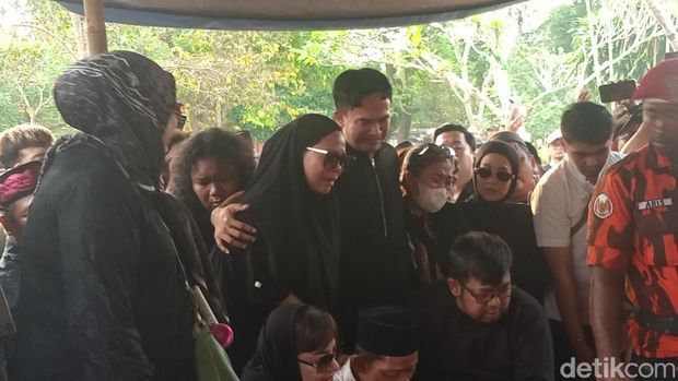 Anwar BAB saat hadiri pemakaman Mpok Alpa.
