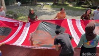 Batik berukuran lebar 3 meter panjang 27 meter ini dibuat sebagai kado untuk HUT RI. Total ada 80 perajin yang terlibat pembuatan batik ini.