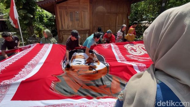 Batik Presiden Indonesia karya perajin di Kulon Progo. Batik ini dibuat untuk merayakan HUT ke-80 RI. Foto diunggah Jumat (15/8/2025).
