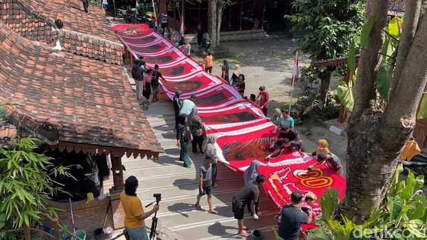 Bati Presiden Indonesia karya perajin di Kulon Progo. Batik ini dibuat untuk merayakan HUT ke-80 RI. Foto diunggah Jumat (15/8/2025).