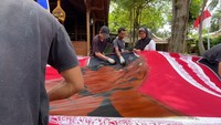 Teknik yang dipakai menggunakan kombinasi teknik cap untuk membentuk bingkai dan tulis untuk menggambarkan detail wajah.