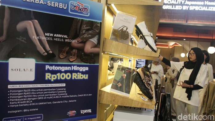 Warga memanfaatkan momentum sambut kemerdekaan Indonesia dengan berbelanja produk UMKM. Stimulus potongan harga ditawarkan agar menarik konsumen.