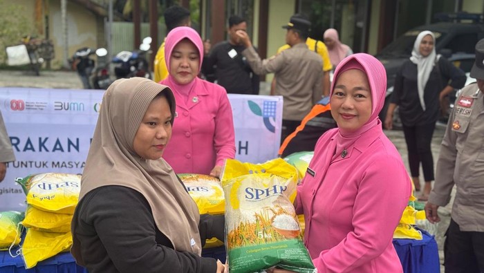 Bhayangkari Polsek Singingi ikut turun dalam Gerakan Pangan Murah, Jumat (15/8/2025).