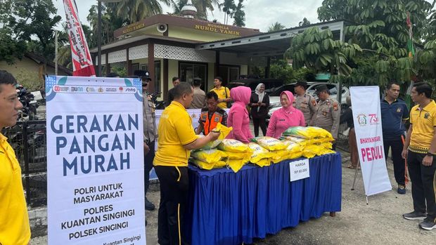 Bhayangkari Polsek Singingi ikut turun dalam Gerakan Pangan Murah, Jumat (15/8/2025).