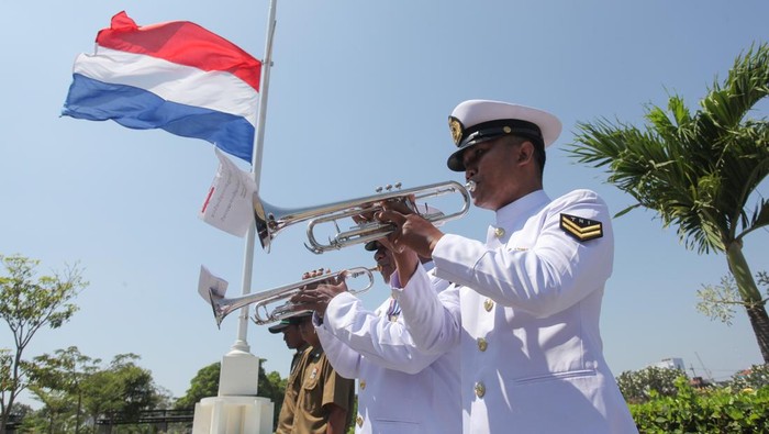 Wakil Duta Besar Kerajaan Belanda Adriaan Palm menabur bunga di makam saat prosesi peringatan Berakhirnya Perang Dunia Kedua di Asia di Makam Kehormatan Belanda (Ereveld) Kembang Kuning, Surabaya, Jawa Timur, Jumat (15/8/2025). Peringatan ke-80 tahun berakhirnya perang dunia kedua di Asia itu sebagai penghormatan kepada semua korban yang mengalami penderitaan pada masa perang tersebut. ANTARA FOTO/Didik Suhartono