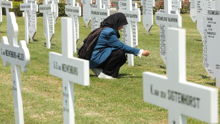 Wakil Duta Besar Kerajaan Belanda Adriaan Palm menabur bunga di makam saat prosesi peringatan Berakhirnya Perang Dunia Kedua di Asia di Makam Kehormatan Belanda (Ereveld) Kembang Kuning, Surabaya, Jawa Timur, Jumat (15/8/2025). Peringatan ke-80 tahun berakhirnya perang dunia kedua di Asia itu sebagai penghormatan kepada semua korban yang mengalami penderitaan pada masa perang tersebut. ANTARA FOTO/Didik Suhartono