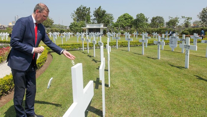 Wakil Duta Besar Kerajaan Belanda Adriaan Palm menabur bunga di makam saat prosesi peringatan Berakhirnya Perang Dunia Kedua di Asia di Makam Kehormatan Belanda (Ereveld) Kembang Kuning, Surabaya, Jawa Timur, Jumat (15/8/2025). Peringatan ke-80 tahun berakhirnya perang dunia kedua di Asia itu sebagai penghormatan kepada semua korban yang mengalami penderitaan pada masa perang tersebut. ANTARA FOTO/Didik Suhartono