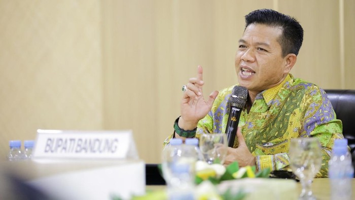 Bupati Bandung Dadang Supriatna saat melakukan zoom meeting