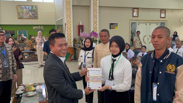 Bupati Bandung Dadang Supriatna saat melepas para pekerja ke Jepang.