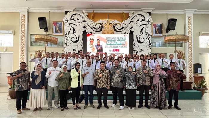 Bupati Bandung Dadang Supriatna saat melepas para pekerja ke Jepang.