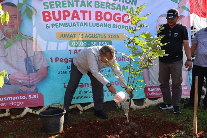 Bupati Bogor Rudy Susmanto menginstruksikan gerakan satu Aparatur Sipil Negara (ASN) menanam satu pohon dan satu pegawai BUMD menanam satu pohon.