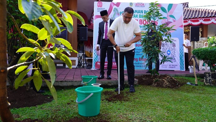 Bupati Bogor Rudy Susmanto menginstruksikan gerakan satu Aparatur Sipil Negara (ASN) menanam satu pohon dan satu pegawai BUMD menanam satu pohon.