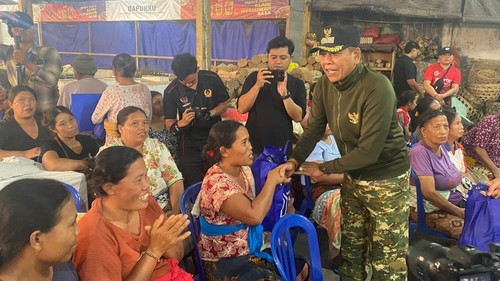Bupati Karangasem, I Gusti Putu Parwata (Gus Par), membagikan bantuan sembako kepada tukang suun di Pasar Amlapura Timur, Jumat (15/8/2025). (I Wayan Selamat Juniasa/detikBali)