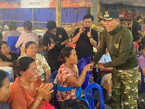 Gus Par Ajak Pekerja-Pedagang Jaga Kebersihan Pasar di Karangasem