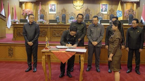 Bupati Wayan Adi Arnawa bersama DPRD Badung saat rapat paripurna di ruang Sidang Utama Gosana, Kantor DPRD Badung, Jumat (15/8/2025). (Dok. Pemkab Badung)