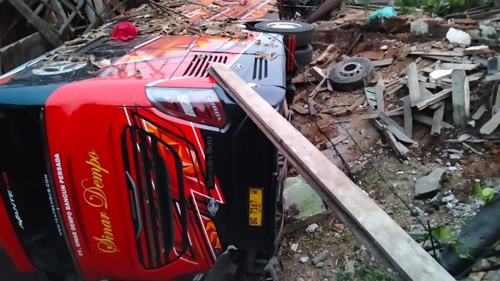 Bus Sinar Dempo yang tabrak rumah warga di Muara Enim.