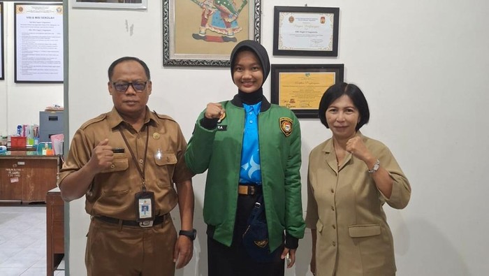 Siswa SMAN 4 Jogja yang terpilih Paskibraka Nasional, Naura Aullia Putri Darmawan sesaat sebelum berangkat karantina. Foto diunggah Jumat (15/8/2025).