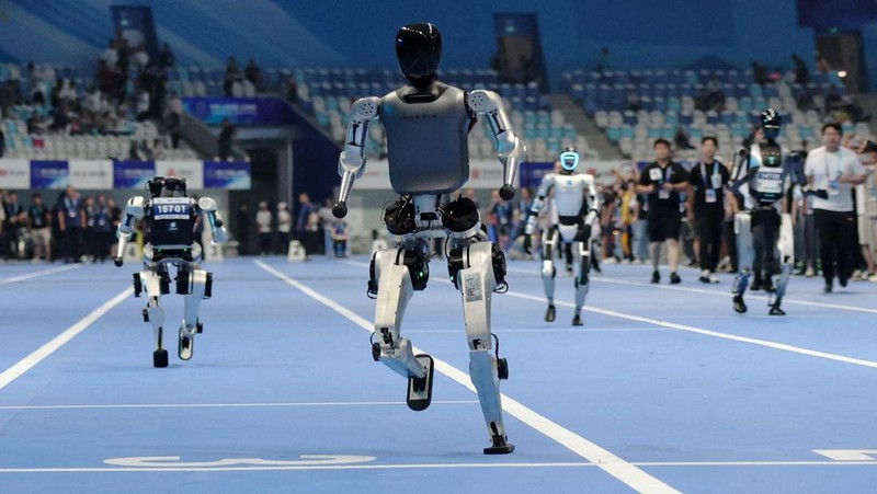 Unitree Robotics humanoid robots compete in a kickboxing match at the inaugural World Humanoid Robot Games, at the National Speed Skating Oval in Beijing, China August 15, 2025. REUTERS/Tingshu Wang     TPX IMAGES OF THE DAY