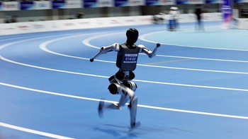 Robot humanoid DroidUp berlaga pada final nomor lari 1.500 meter di World Humanoid Robot Games perdana di National Speed Skating Oval, Beijing, China, Jumat (15/8/2025). Kompetisi ini menjadi panggung adu kecerdasan buatan dan kemampuan gerak robot. REUTERS/Tingshu Wang  
