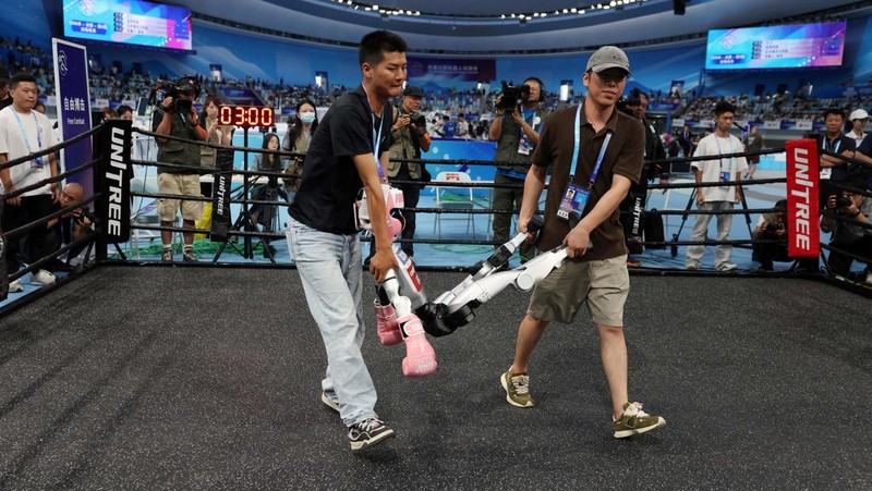 Unitree Robotics humanoid robots compete in a kickboxing match at the inaugural World Humanoid Robot Games, at the National Speed Skating Oval in Beijing, China August 15, 2025. REUTERS/Tingshu Wang     TPX IMAGES OF THE DAY