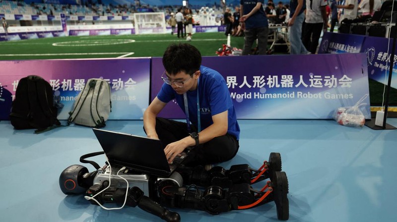 Unitree Robotics humanoid robots compete in a kickboxing match at the inaugural World Humanoid Robot Games, at the National Speed Skating Oval in Beijing, China August 15, 2025. REUTERS/Tingshu Wang     TPX IMAGES OF THE DAY