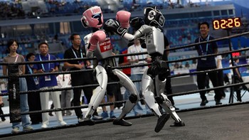 Robot humanoid Unitree Robotics bertarung dalam laga kickboxing di World Humanoid Robot Games perdana di National Speed Skating Oval, Beijing, China, Jumat (15/8/2025). Pertandingan ini memperlihatkan kemampuan robot dalam melakukan koordinasi gerak cepat. REUTERS/Tingshu Wang  