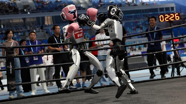 Unitree Robotics humanoid robots compete in a kickboxing match at the inaugural World Humanoid Robot Games, at the National Speed Skating Oval in Beijing, China August 15, 2025. REUTERS/Tingshu Wang     TPX IMAGES OF THE DAY