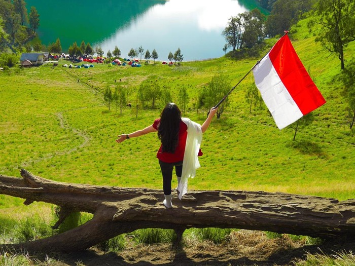 Dalam rangka memperingati HUT RI ke-80, Utusan Khusus Presiden Bidang Pariwisata Zita Anjani memimpin upacara pengibaran Bendera Merah Putih di Ranu Kumbolo, Gunung Semeru, Kamis (14/8).