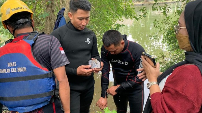 Petugas Damkar Kabupaten bantu warga selamatkan handphone yang tenggelam di danau.