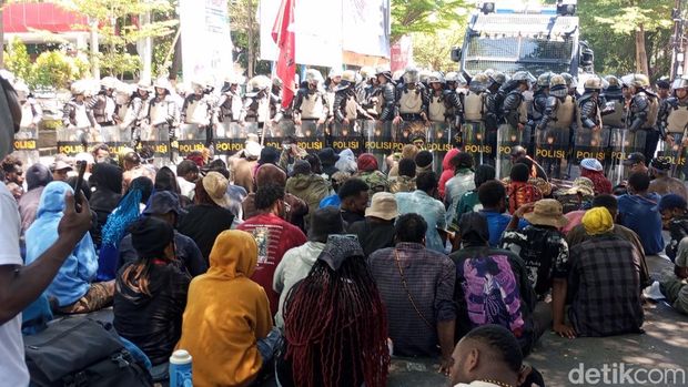 Demonstrasi mahasiswa Papua di Makassar diwarnai aksi penutupan jalan.