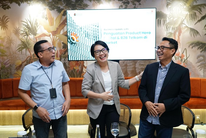 Direktur Enterprise & Business Service Telkom Veranita Yosephine bersama Direktur IT Digital Telkom Faizal R. Djoemadi