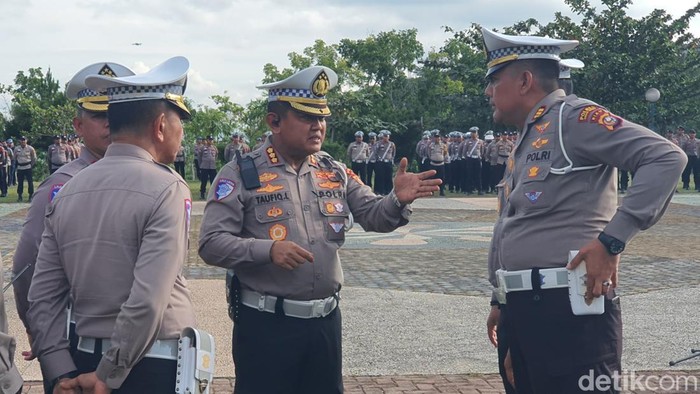 Dirlantas Polda Riau saat memberi arahan pada personel di Kantor Bupati Kuansing (Raja Adil Siregar/detikSumut)