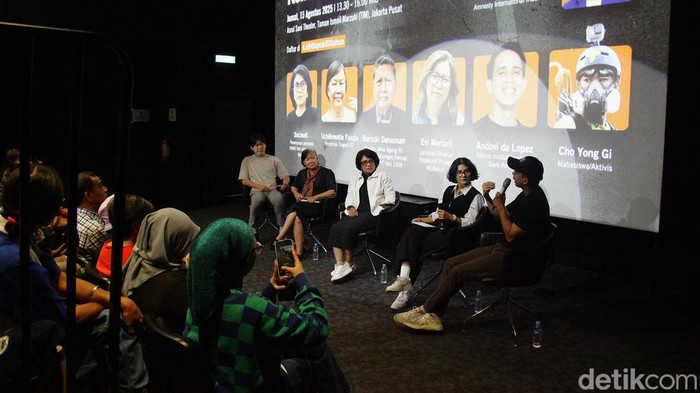Diskusi 80 Tahun RI: Menelaah Makna Kemerdekaan untuk Semua Para narasumber memaparkan pendapatnya dalam diskusi publik '80 Tahun Kemerdekaan: Kemerdekaan Untuk Siapa ?' di TIM, Jakarta Pusat, Jumat (18/8/2025). Hadir dalam diskusi tersebut (kiri-kanan) aktivis mahasiswa Cho Yong Gi, penyintas Tragedi 1965-1966 Uchikowati Fauzia, pejuang HAM Suciwati, moderator Marguerita Afra dan creator of Save Andovi, Andovi da Lopez. Diskusi tersebut dilatari pertanyaan terkait semangat persatuan, kerja bersama, dan kemajuan kolektif bangsa. Diskusi ini akan menjadi ruang reflektif untuk menelaah kembali makna kemerdekaan dalam konteks kehidupan sosial, ekonomi, politik, serta hak asasi manusia hari ini.