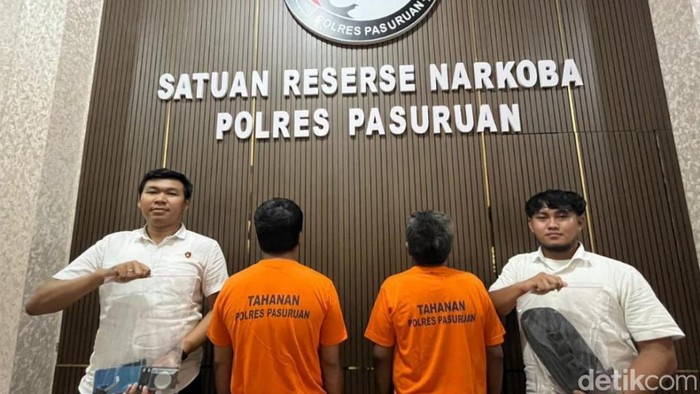Dua tersangka pengedar sabu saat ditampilkan di Polres Pasuruan