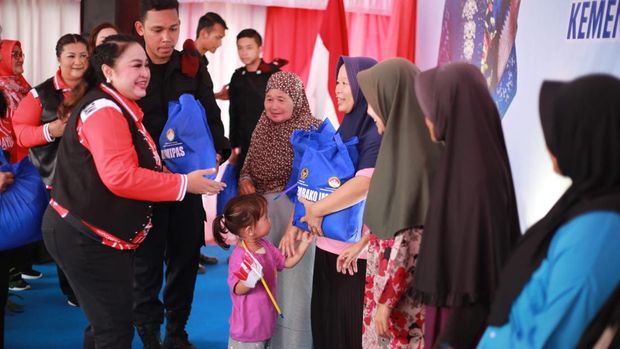 DWP Kemenimipas gelar bakti sosial di Desa Cikeas, Kecamatan Sukaraja, Kabupaten Bogor, Kamis (14/8/2025).