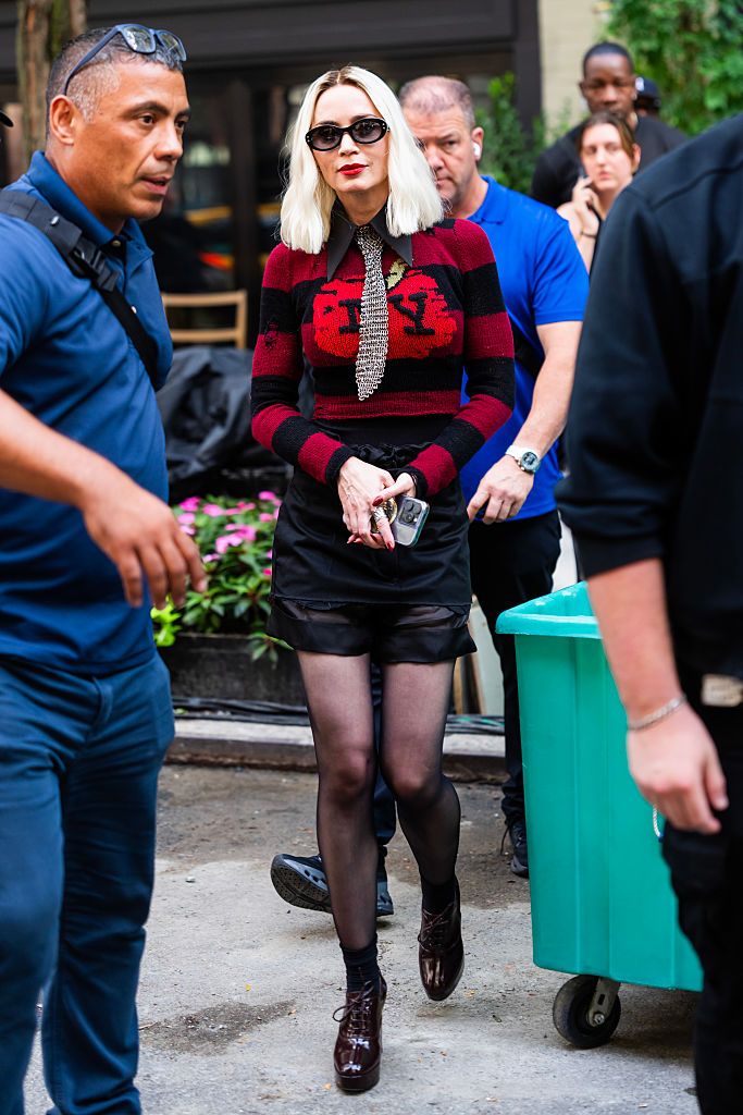 Emily Blunt terlihat sedang syuting 'The Devil Wears Prada 2' di Upper East Side pada 14 Agustus 2025 di New York City.