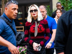 Bukan Fans High Heels, Emily Blunt Tersiksa di The Devil Wears Prada 2