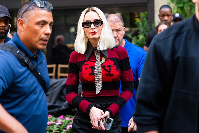 Emily Blunt terlihat sedang syuting The Devil Wears Prada 2 di Upper East Side pada 14 Agustus 2025 di New York City.