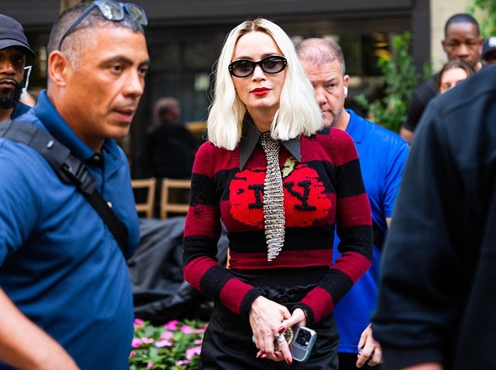 Emily Blunt terlihat sedang syuting The Devil Wears Prada 2 di Upper East Side pada 14 Agustus 2025 di New York City.