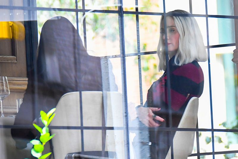 Emily Blunt terlihat sedang syuting 'The Devil Wears Prada 2' di Upper East Side pada 14 Agustus 2025 di New York City.