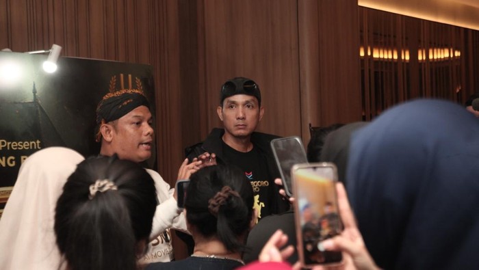 Film Diponegoro Hero King Bagus sebagai produser (baju hitam) dan Kino, CEO Mars Kino (baju putih).