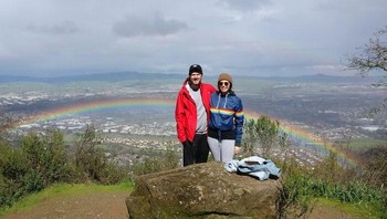 Wanita dalam foto ini mengenakan jaket yang tepat pada waktu yang tepat. Lokasi di Pleasanton Ridge, California Foto: Boredpanda
