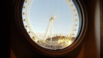 London Eye terlihat pas dari jendela perahu di Sungai Thames Foto: Boredpanda