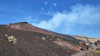 Cincin Asap Sempurna dari Gunung Berapi Etna, Sisilia Foto: Boredpanda