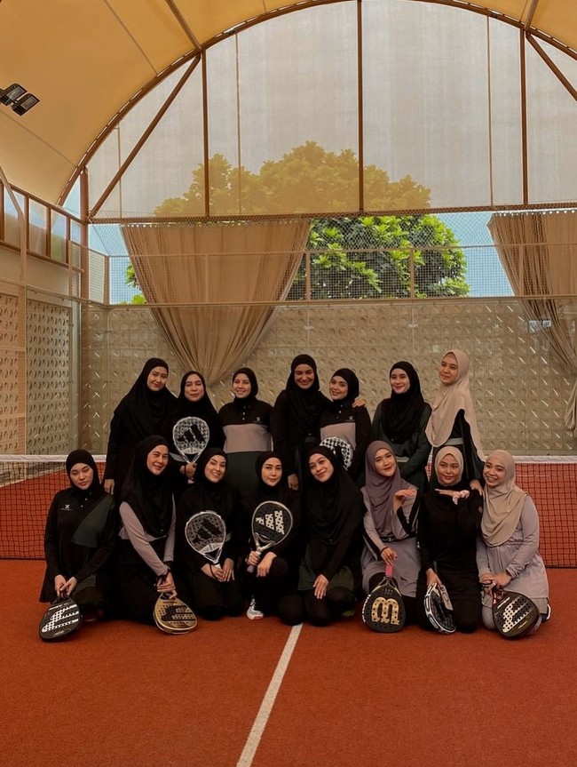 Gaya syari Paula Verhoeven saat bermain padel.