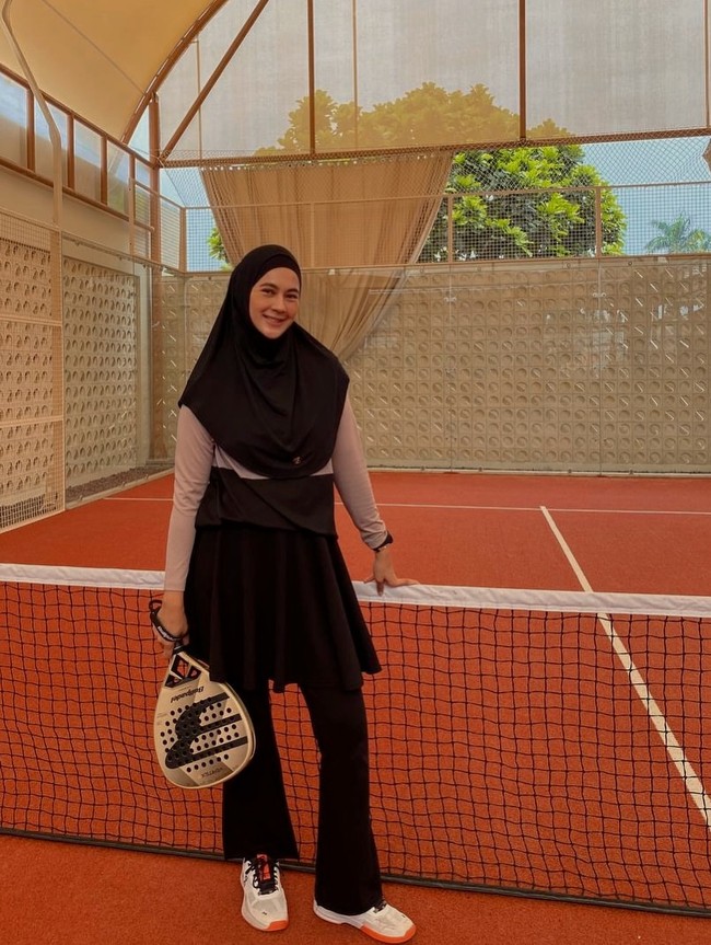 Gaya syari Paula Verhoeven saat bermain padel.